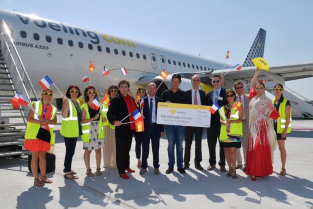 Le 500 000e passager de Vueling à l'aéroport de Bordeaux s'est vu offrir un billet aller/retour pour deux personnes - Photo : Aéroport de Bordeaux