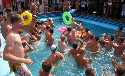 600 pax vendus de 1.000 à 1.800 €. Je devais en vendre 650 pour ne pas perdre d’argent. Mais pour une première, c’est une réussite ! À bord, ça a été un carnaval extraordinaire ! 600 pax vendus de 1.000 à 1.800 €. Je devais en vendre 650 pour ne pas perdre d’argent. Mais pour une première, c’est une réussite ! À bord, ça a été un carnaval extraordinaire !