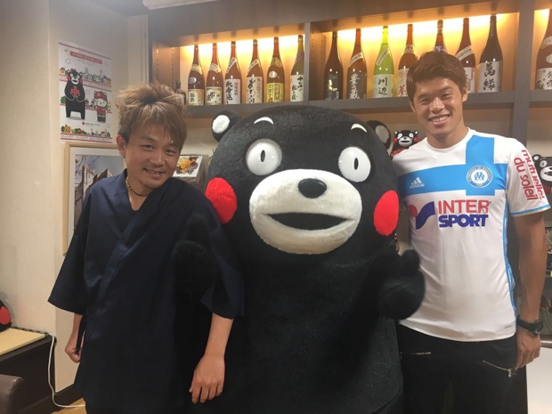 Ippei Uemura (à gauche) et Hiroki Sakai qui entourent la mascotte - Photo : DR