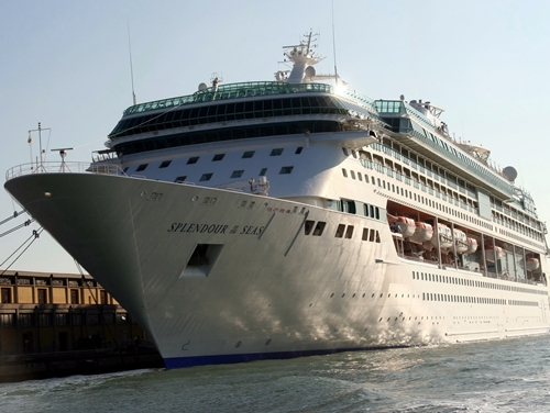 Or, ce qui met le feu aux poudres outre-Atlantique, c’est justement la déstructuration du produit croisières. On y rajoute de plus en plus d’options sont à rajouter à la croisière de base et ces options ne sont plus commissionnables... Or, ce qui met le feu aux poudres outre-Atlantique, c’est justement la déstructuration du produit croisières. On y rajoute de plus en plus d’options sont à rajouter à la croisière de base et ces options ne sont plus commissionnables...