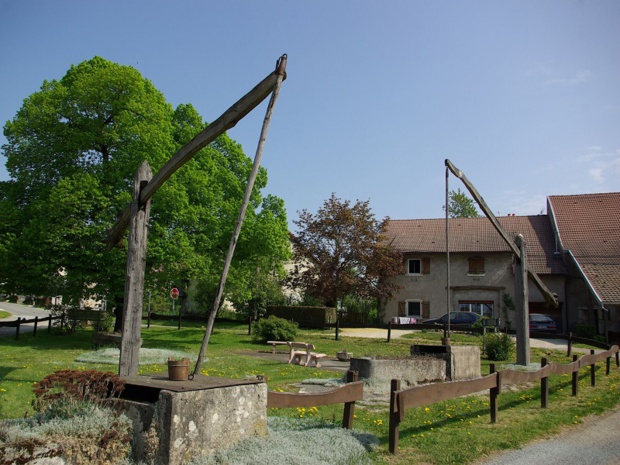 On trouve de minuscules villages, dotés d’un curieux patrimoine, comme ces « archaïques » puits à balancier, à Croix, les mêmes que l’on trouve en Afrique - DR : J.-F.R.