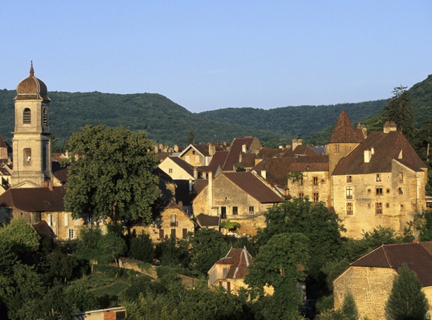 Dans les rues d’Arbois, tout transpire l’opulence viticole. Les cavistes sont là, mais aussi ces demeures en pierre dorée à tourelles d’angle, ces édifices à arcades et ces charmantes maisons vigneronnes - DR : CRT Franche Comté