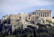 La restauration de l'Acropole a été lancée en 1975 au retour de la démocratie en Grèce.