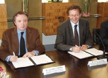 J.-N. Guérini et Jacques Pfister signent la convention à l'aéroport Marseille-Provence