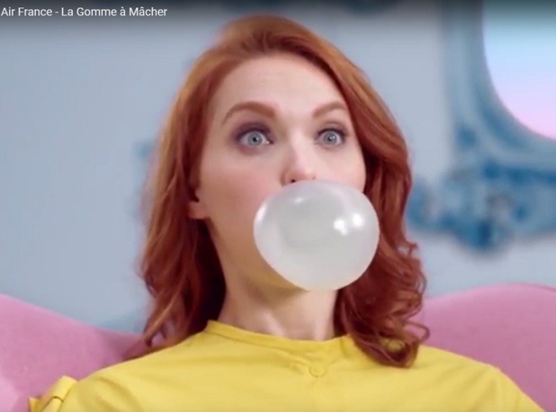 Et non, ce n’est pas une blague. Air France vient d’inventer le chewing-gum, histoire de déstresser ses passagers lors des phases d’atterrissage et de décollage - DR : Capture d'écran Youtube Air France