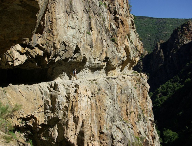 Après 30 minutes d’ascension, le parcours débouche sur un chemin taillé dans les gneiss et les granits, cent mètres au-dessus du canyon - DR : J.-F.R.