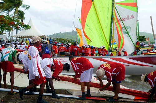 Le tour de l'île en yole, connu et réputé dans toute la Caraïbe, se déroule tous les ans durant la dernière semaine de juillet et suscite un extraordinaire engouement populaire. Le tour de l'île en yole, connu et réputé dans toute la Caraïbe, se déroule tous les ans durant la dernière semaine de juillet et suscite un extraordinaire engouement populaire.