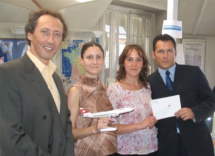 g. à dte - Christian COULAUD, Président Directeur de l'agence RUNAWORLD (Paris 10è) Gaëlle RAFRAFI Chef d'agence, Valérie DELOUS l'heureuse gagnante et agent de voyage, Ghislain LEGAC, délégué commercial chez SWISS g. à dte - Christian COULAUD, Président Directeur de l'agence RUNAWORLD (Paris 10è) Gaëlle RAFRAFI Chef d'agence, Valérie DELOUS l'heureuse gagnante et agent de voyage, Ghislain LEGAC, délégué commercial chez SWISS