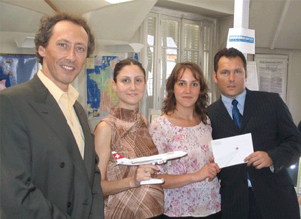 g. à dte - Christian COULAUD, Président Directeur de l'agence RUNAWORLD (Paris 10è) Gaëlle RAFRAFI Chef d'agence, Valérie DELOUS l'heureuse gagnante et agent de voyage, Ghislain LEGAC, délégué commercial chez SWISS