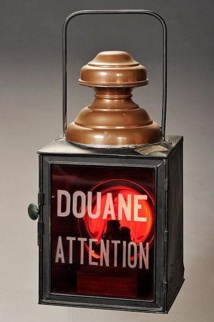 La lanterne, objet clé du douanier en embuscade la nuit, jusqu'au début du 20e siècle - DR : Musée national des douanes, France - Alban Gilbert
