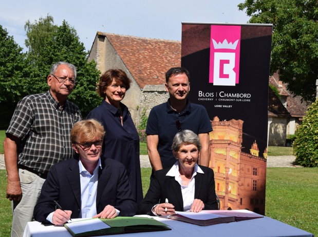 Signature de la convention, avec de gauche à droite debout : Claude Denis, maire de Mer et conseiller départemental ; Marie-Hélène Millet, conseillère départementale et Christophe Degruelle, président d’Agglopolys et puis de gauche à droite assis : Marc Fesneau, président de la communauté de communes Beauce Val de Loire ; Chantal Trotignon, présidente de l’Office de Tourisme Blois-Chambord Val de Loire - DR : Sophie Manuel Communication Signature de la convention, avec de gauche à droite debout : Claude Denis, maire de Mer et conseiller départemental ; Marie-Hélène Millet, conseillère départementale et Christophe Degruelle, président d’Agglopolys et puis de gauche à droite assis : Marc Fesneau, président de la communauté de communes Beauce Val de Loire ; Chantal Trotignon, présidente de l’Office de Tourisme Blois-Chambord Val de Loire - DR : Sophie Manuel Communication