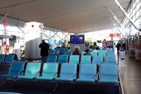 Si le terminal E a été classé récemment comme le 2e meilleur terminal européen derrière le T5 d’Heathrow, hisser les autres aérogares au même niveau ne sera pas une mince affaire… Si le terminal E a été classé récemment comme le 2e meilleur terminal européen derrière le T5 d’Heathrow, hisser les autres aérogares au même niveau ne sera pas une mince affaire…