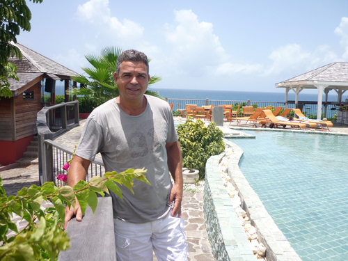 Patrick Vial- Collet sur la terrase de son hôtel, la Toubana, un 4* de charme situé à Sainte-Anne