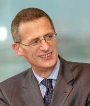 "le surcoût de la facture de carburant pour le groupe Air France - KLM s'élèvera à 1,3 milliard d'euros en 2005 par rapport au niveau de 2003" anticipe Jean Cyril Spinetta le patron d'AF/KLM. "le surcoût de la facture de carburant pour le groupe Air France - KLM s'élèvera à 1,3 milliard d'euros en 2005 par rapport au niveau de 2003" anticipe Jean Cyril Spinetta le patron d'AF/KLM.