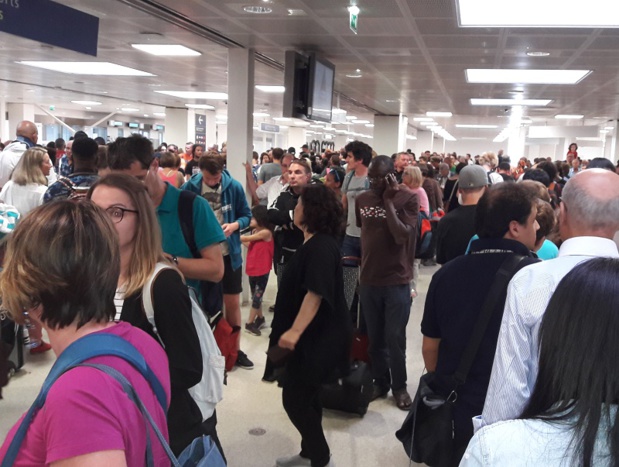 La file d'attente à Paris Orly-Sud, jeudi 6 juillet 2017 © DR TourMaG.com M.S. La file d'attente à Paris Orly-Sud, jeudi 6 juillet 2017 © DR TourMaG.com M.S.