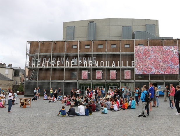 Entre la médiathèque et le Théâtre de Cornouaille, l’esplanade formée au cœur de cet ensemble prend les jours de spectacles des allures de place Beaubourg - DR : J.-F.R.