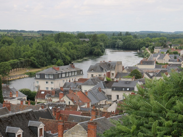 De Chenonceau à Mennetou-sur-Cher, le Cher égrène plusieurs villages dotés de trois attributs : un château, un pont en arches et des maisons en pierre blanche de tuffeau - DR : J.-F.R.
