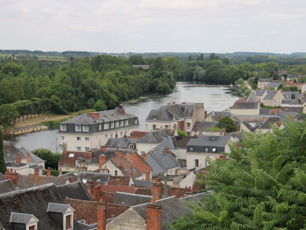 De Chenonceau à Mennetou-sur-Cher, le Cher égrène plusieurs villages dotés de trois attributs : un château, un pont en arches et des maisons en pierre blanche de tuffeau - DR : J.-F.R. De Chenonceau à Mennetou-sur-Cher, le Cher égrène plusieurs villages dotés de trois attributs : un château, un pont en arches et des maisons en pierre blanche de tuffeau - DR : J.-F.R.
