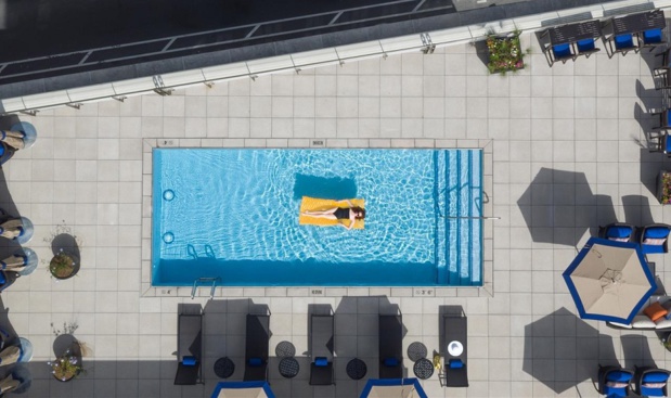 L'hôtel NOPSI de la Nouvelle-Orléans propose un bar en rooftop avec une piscine - Photo : NOPSI Hotel