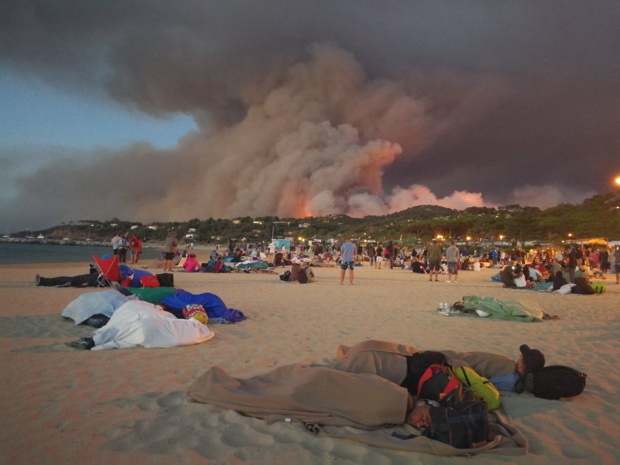 Photo partagée sur twitter : Gaou, Cap Benat, Bormes les Mimosas. Évacuation. Nuit sur la plage - Photo Olivier Hertel‏