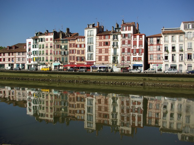 Dans les stades, sur l’eau de la Nive et de l’Adour, dans les trinquets et sur les frontons, la ville cultive sa passion pour trois disciplines : le rugby, l’aviron et la pelote - DR : J.-F.R.