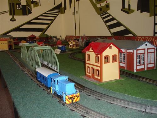 Musée mercur, petit train bleu dans une gare en Meccano Musée mercur, petit train bleu dans une gare en Meccano