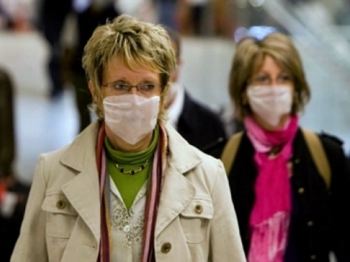 La veille du retour vers la France, un ou plusieurs voyageurs de ce groupe présentent les symptômes de la grippe A. Que se passe-t-il alors ?
