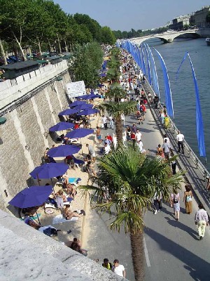 Paris a créé le concept de plage sur les rives de la Seine il y a quatre ans et, devant le succès de cette opération, plusieurs capitales européennes ont suivi son exemple, dont Rome, Budapest et Berlin.