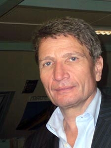 Alors que bon nombre de voyagistes se sont désengagés des Antilles françaises, Helmut Stückelschweiger y retourne en partenariat avec les 3 compagnies qui la desservent Alors que bon nombre de voyagistes se sont désengagés des Antilles françaises, Helmut Stückelschweiger y retourne en partenariat avec les 3 compagnies qui la desservent
