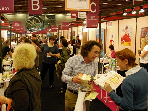 "La formule des petits stands plaît" : en abolissant le décorum et les distances entre visiteurs et exposants, le MAP Pro se concentre sur l’essentiel : Faire son marché. "La formule des petits stands plaît" : en abolissant le décorum et les distances entre visiteurs et exposants, le MAP Pro se concentre sur l’essentiel : Faire son marché.