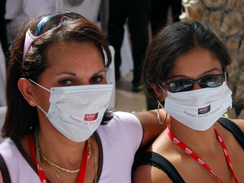 Ne vous y trompez pas ! Nos AGV ne témoignent pas sous couvert d’anonymat. Lors des Forces de Vente, Afat a juste tenu à positiver la psychose Grippe A qui sévit en ce moment, en distribuant des masques : ''Voyager ça fait respirer !'' Ne vous y trompez pas ! Nos AGV ne témoignent pas sous couvert d’anonymat. Lors des Forces de Vente, Afat a juste tenu à positiver la psychose Grippe A qui sévit en ce moment, en distribuant des masques : ''Voyager ça fait respirer !''