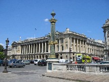 L'Hôtel de Crillon, plac de la Concorde à Paris appartient à la société du Louvre.