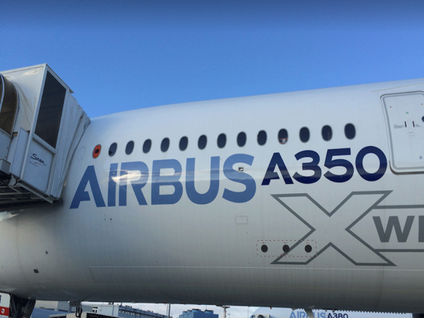 French Blue pose son premier A350 à La Réunion
