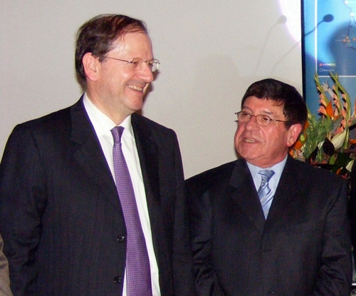 Hervé Novelli, secrétaire d’Etat au tourisme, et Jean Claude Nerisson, président de Vacanciel
