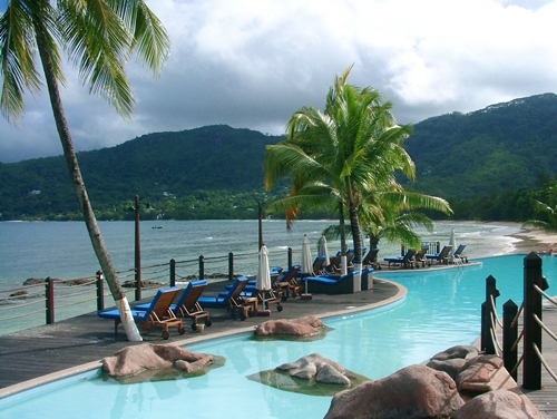 « Sur la Martinique, nous sommes à -44% de résas par rapport à l’année dernière et à -54% sur la Guadeloupe. On compense avec la Polynésie (+46%) et les Seychelles (+52%) » « Sur la Martinique, nous sommes à -44% de résas par rapport à l’année dernière et à -54% sur la Guadeloupe. On compense avec la Polynésie (+46%) et les Seychelles (+52%) »