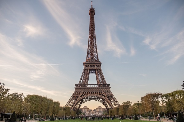 Photographie de la Tour Eiffel depuis le Champs-de-Mars. Crédit Photo : CE.
