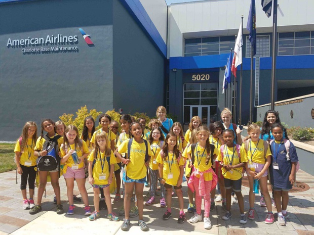 Une partie du groupe de jeunes apprenties scientifiques pour le hub d'American Airlines a Charlotte - Photo : American Airlines