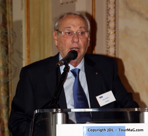 ''Chaque adhérent a une liberté totale en ce qui concerne sa décision de joindre ou non Thomas Cook et la réciproque est vraie.'' ''Chaque adhérent a une liberté totale en ce qui concerne sa décision de joindre ou non Thomas Cook et la réciproque est vraie.''