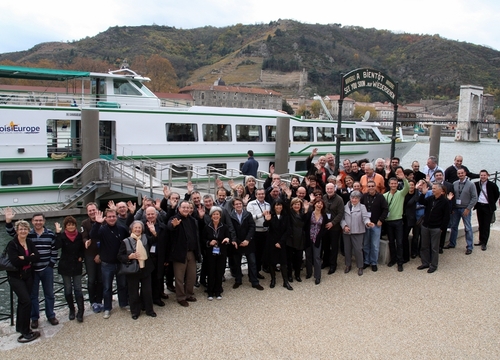 Les participants prennent la pose à Tain L'Hermitage (cliquer pour agrandir)