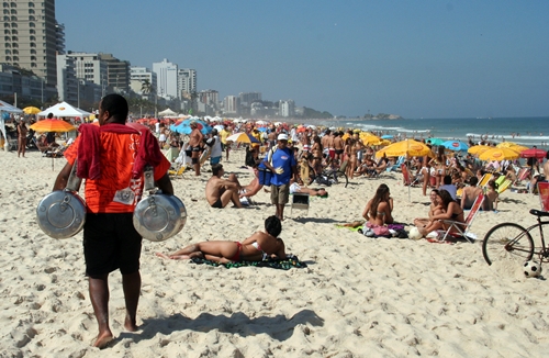 Sur la plage d'Ipanema, quartier chic de Rio de Janeiro, opulence et misère se côtoient au quotidien...