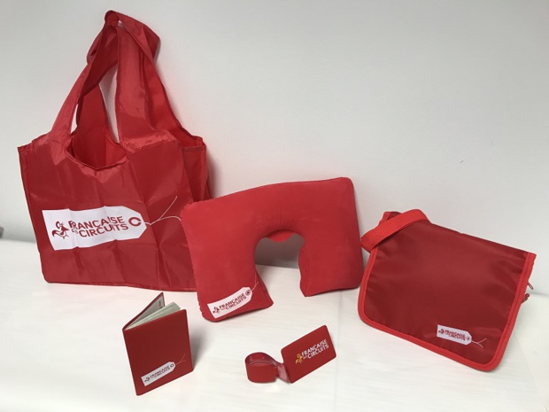 Le pack voyageur :  un sac shopping en toile, un repose tête pour l’avion, une sacoche, un protège passeport, une étiquette bagage et un guide touristique. Le pack voyageur :  un sac shopping en toile, un repose tête pour l’avion, une sacoche, un protège passeport, une étiquette bagage et un guide touristique.