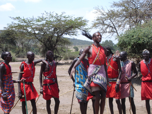 Jeune Masaï en pleine démonstration de puissance