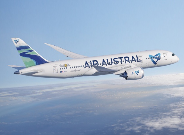 B787-8 d’Air Austral aux couleurs de Mayotte avec une peinture de la « passe en S » mahoraise sur la dérive de l’appareil