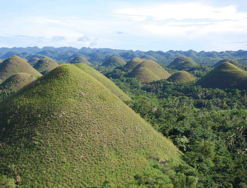 Chocolate Hills à Bohol (elles prennent une teinte chocolatée à la saison sèche)