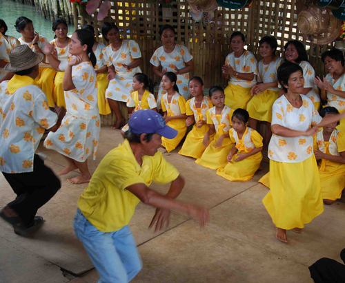 Danses et chants sur la rivière Loboc (île de Bohol)