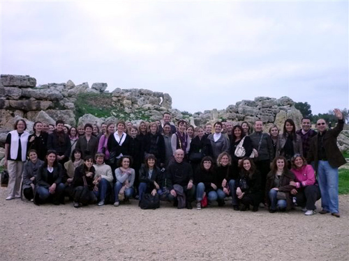 Agents de voyages devant le temple le plus ancien du monde (site mégalithique de Ggantija).