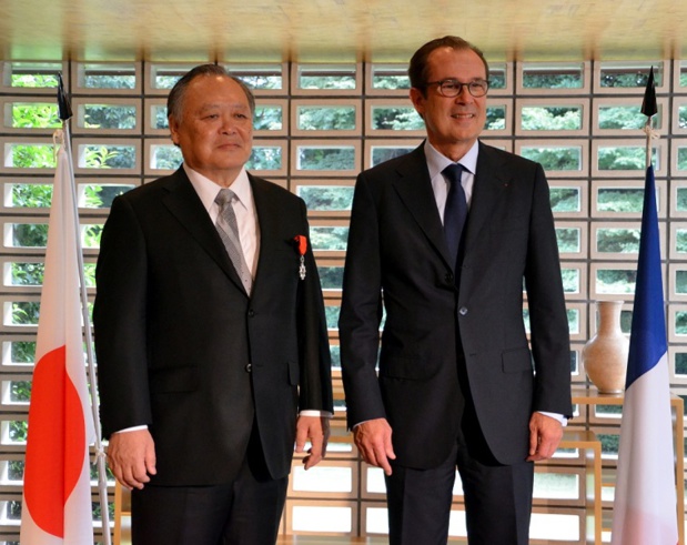 Christian Mantei a remis les insignes de chevalier dans l’ordre de la Légion d’Honneur à M. Jungo Kikuma, Vice-Président de la JATA - Photo : Atout France