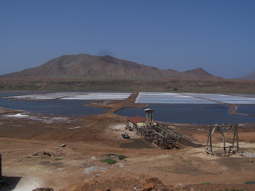Les salines de l'île de Sal au coeur du cratère de l'ancien volcan de Pedra de Lume Les salines de l'île de Sal au coeur du cratère de l'ancien volcan de Pedra de Lume