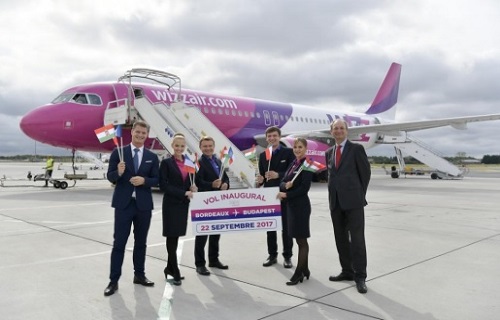 Gabor Vasarhelyi, Responsable communication Wizz Air avec les membres de l’équipage et Pascal Personne, Directeur de l’Aéroport de Bordeaux - Crédit photo : Wizz Air