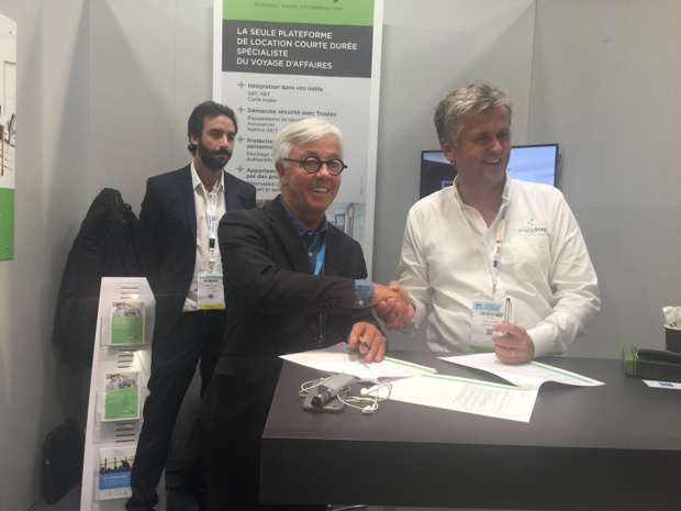 Michel Dinh, CEO de Havas Voyage (à droite) et Valery Linÿer, CEO de MagicStay (à gauche) Lors de la signature de l’accord, ce mardi 26 septembre sur l’IFTM Top Resa - DR Michel Dinh, CEO de Havas Voyage (à droite) et Valery Linÿer, CEO de MagicStay (à gauche) Lors de la signature de l’accord, ce mardi 26 septembre sur l’IFTM Top Resa - DR